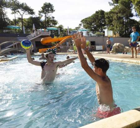 Des vacances avec jeux à la piscine