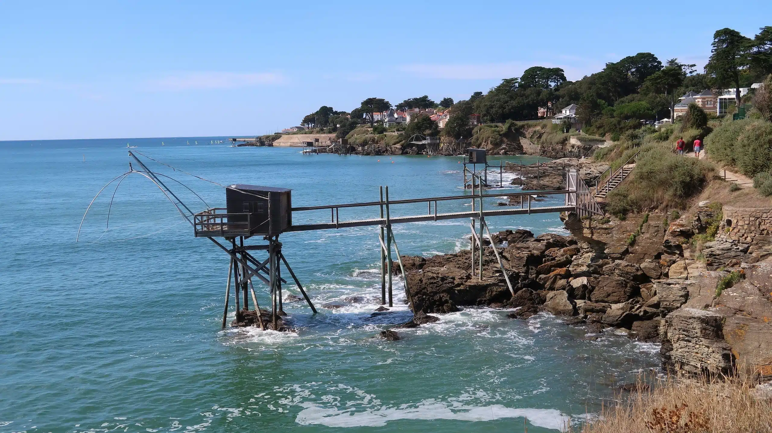 Ponton de pêche sur la côte rocheuse