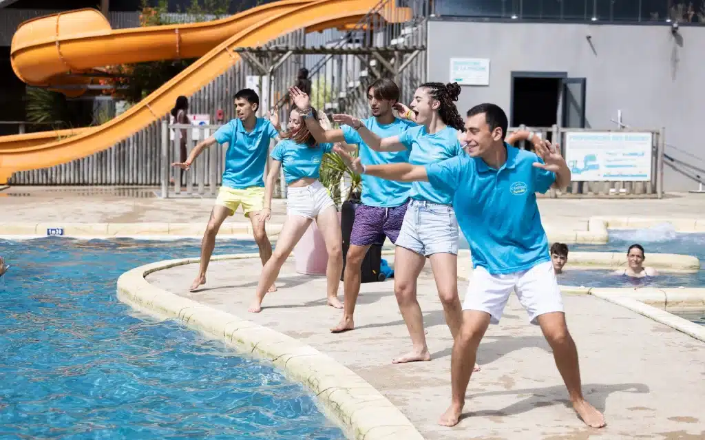 Animateurs dansent près de la piscine.