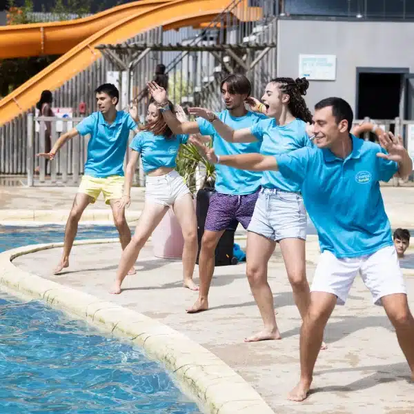 Animateurs dansent près de la piscine.