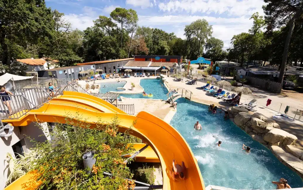 Parc aquatique avec piscine et toboggans.