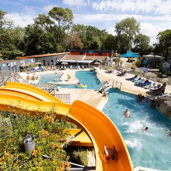 Parc aquatique avec piscine et toboggans.