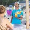 Serveur apportant des boissons à des clients en terrasse.
