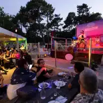 Spectacle musical en plein air au camping