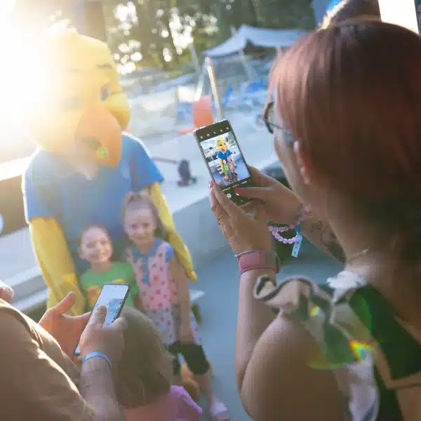 Personne déguisée, enfants, photos et soleil.