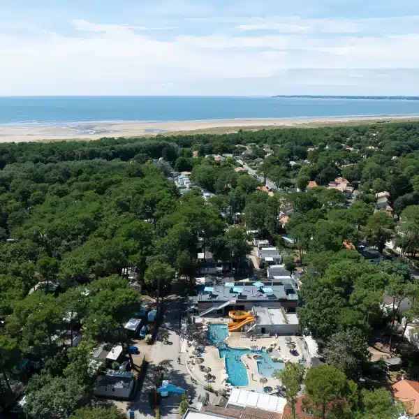 Vue aérienne camping forêt et plage