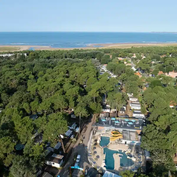 Vue aérienne d'un camping près de la mer.