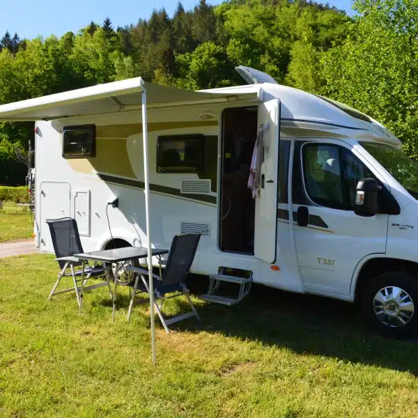 Camping-car stationné sur une pelouse.