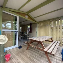Terrasse en bois avec table de pique-nique.