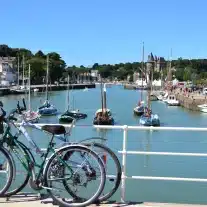 Bateaux colorés dans un port avec vélos au premier plan.