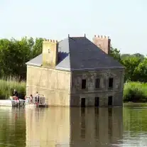 Maison submergée partiellement dans l'eau.