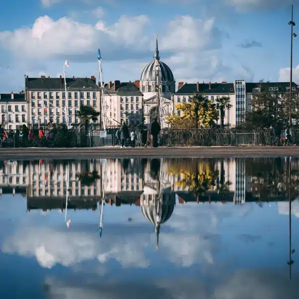 Bâtiments et reflet dans l'eau à Nantes