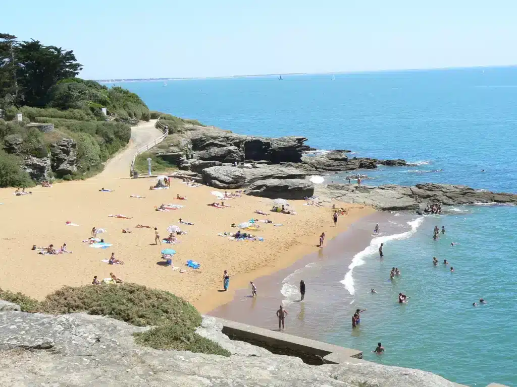 Plage en été avec baigneurs