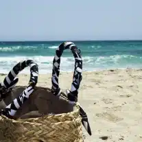Panier de plage devant la mer