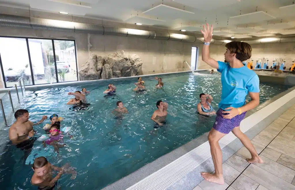 Cours d'aquagym en piscine couverte.