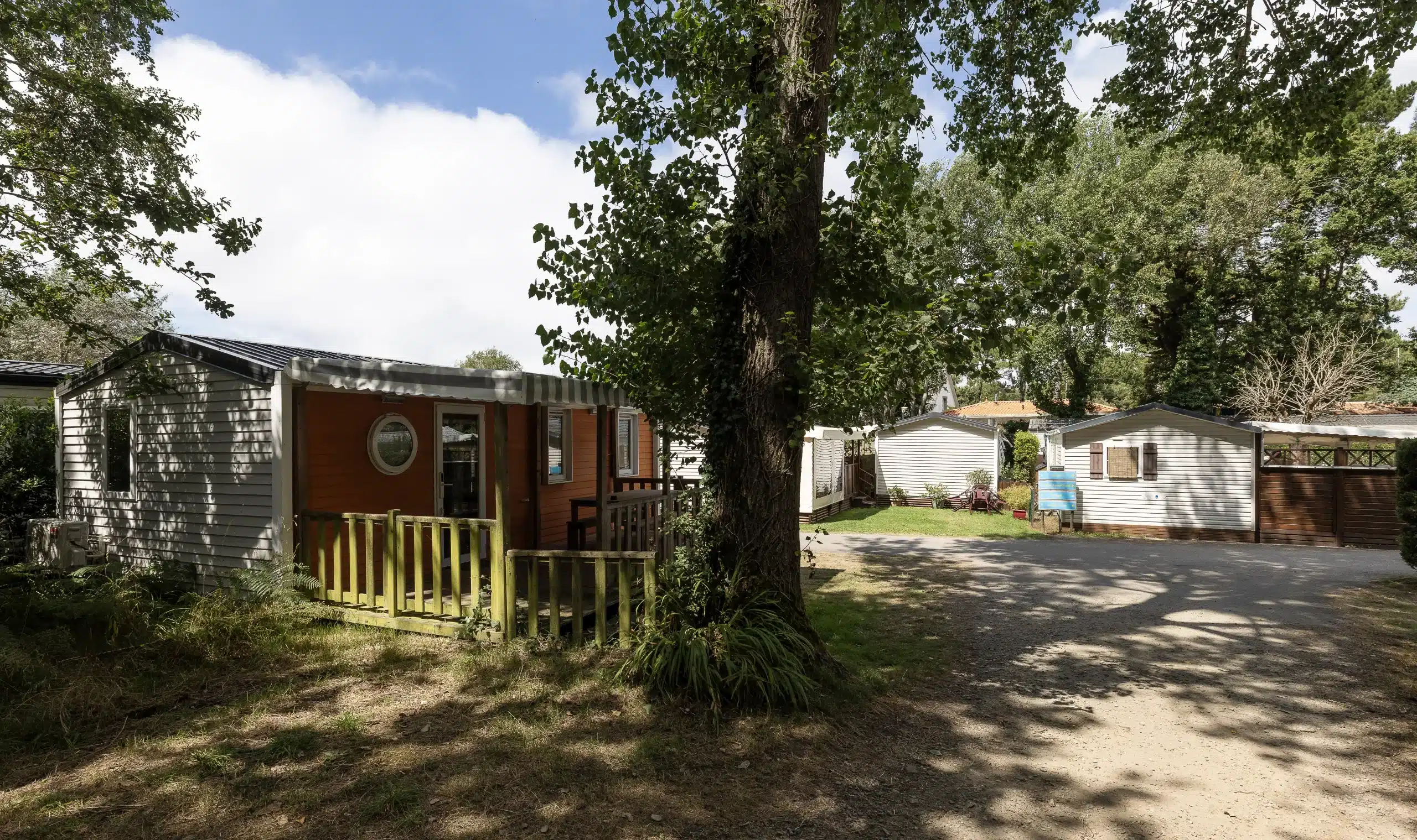 Mobil-home sous les arbres dans un camping.