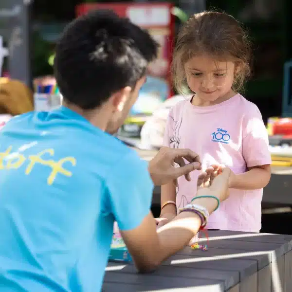 Enfant et adulte faisant un projet manuel dehors.