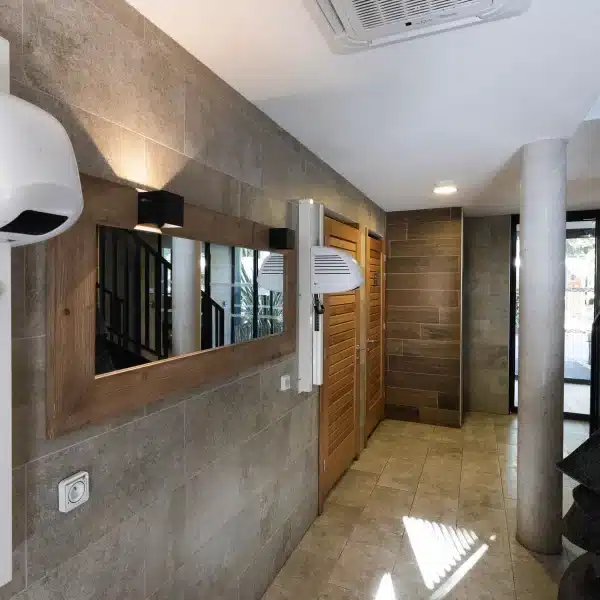 Entrée avec sèche-mains et statue moderne