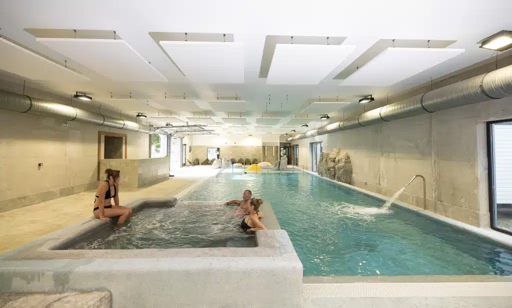 Piscine intérieure avec baigneurs relaxant.