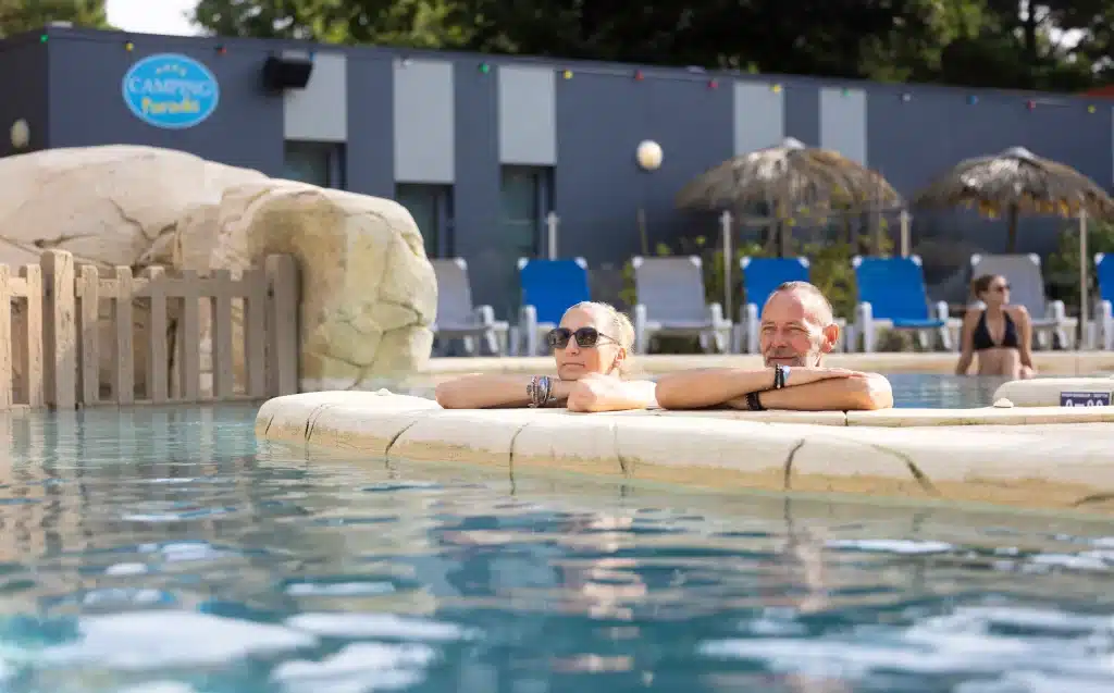 Couple détendu au bord de la piscine.