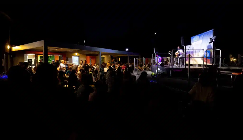 Concert en extérieur devant public la nuit.