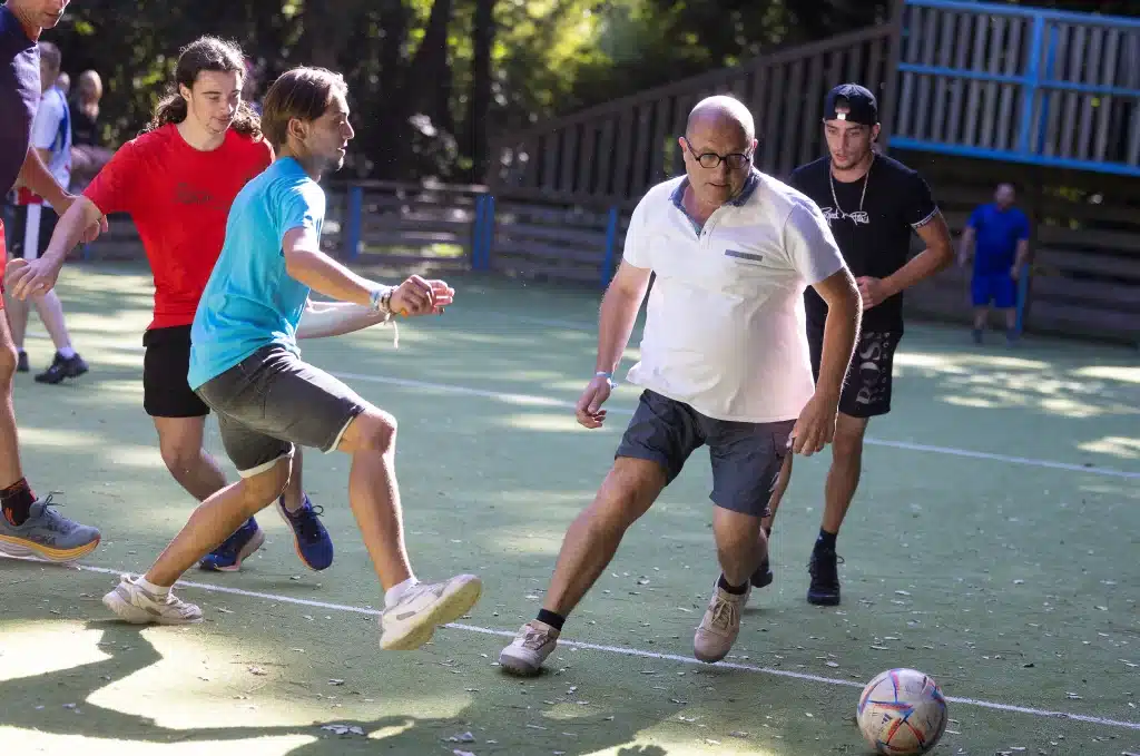 Partie de football entre amis sur un terrain.