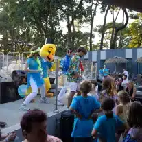 Spectacle pour enfants au camping avec mascotte.