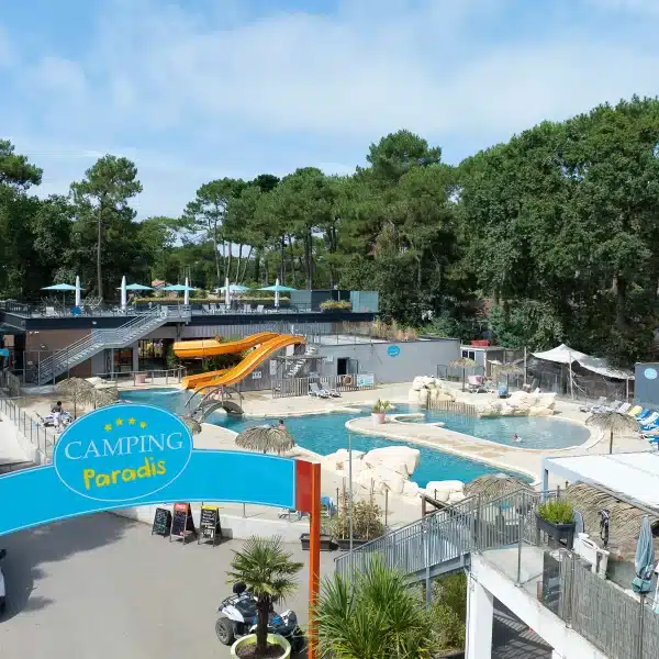 Entrée du camping avec piscine et toboggans.