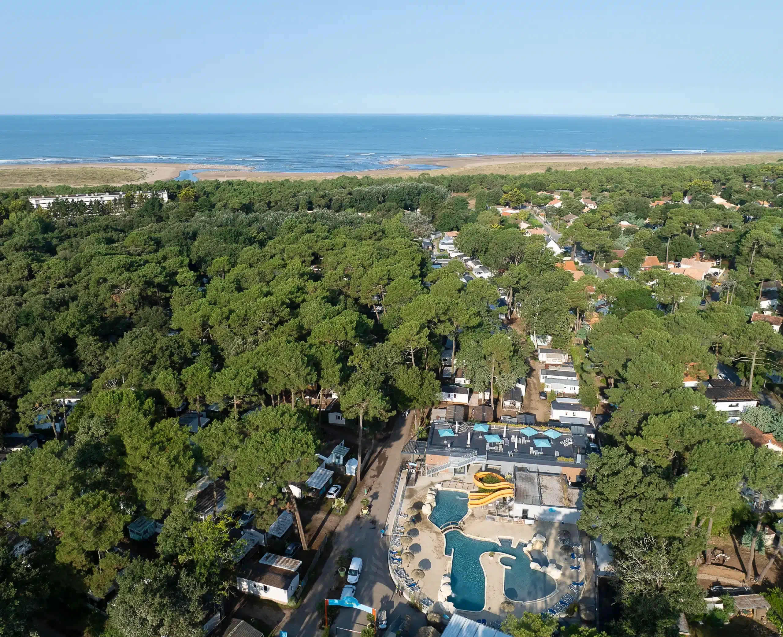 Vue aérienne d'un camping près de la mer.