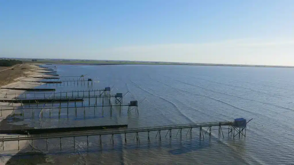 Carrelets sur pilotis au bord de l'eau