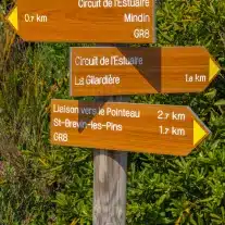 Panneau directionnel pour circuits de randonnée GR8.